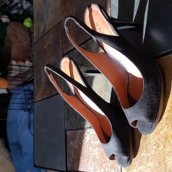 NWOT - UNISA, size 6 1/2 Sling back, black opened toe, suede heels 👠 - Picture 3 of 9